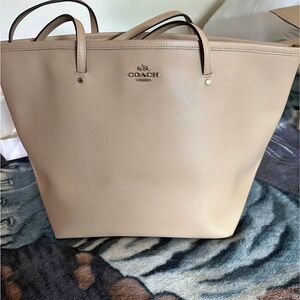 NWT Coach Pebble Leather Tote Bag in Light Beige